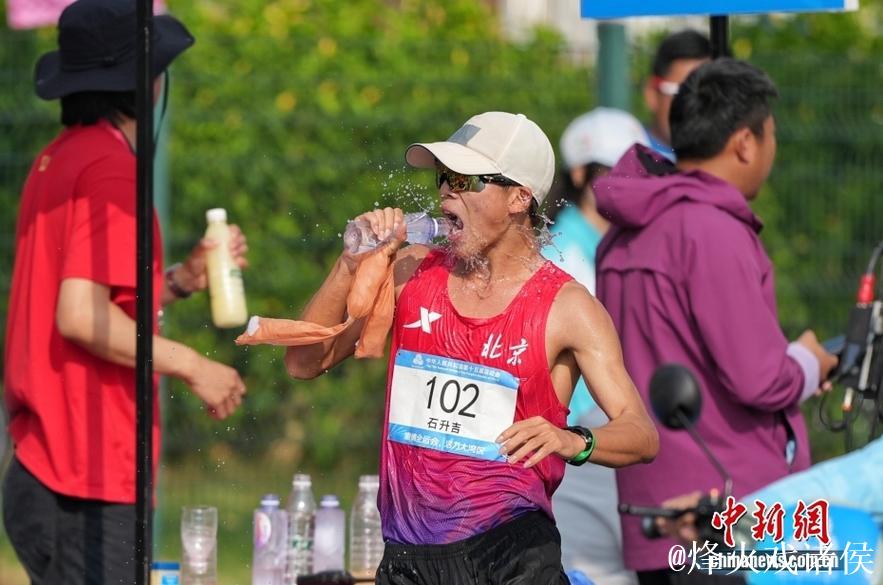 杨家玉搭档石升吉收获马拉松竞走混合接力冠军 杨家玉搭档石升吉收获马拉松竞走混合接力冠军